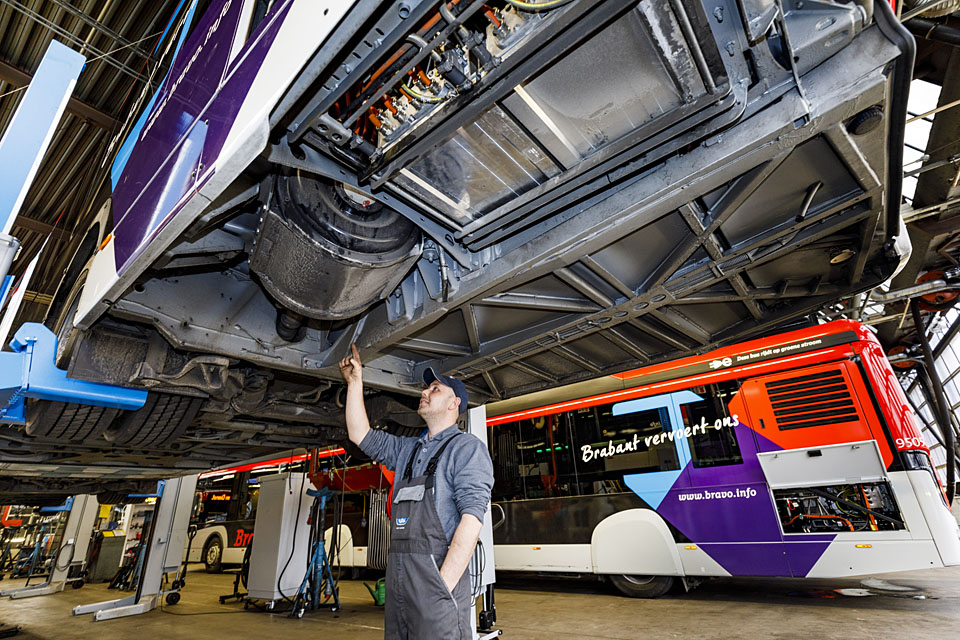 De monteur wijst naar de elektrische motor.