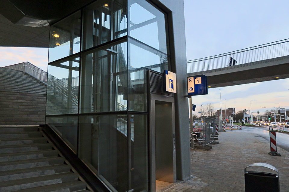 Een fietsbrug loopt parallel aan de spoorbaan.