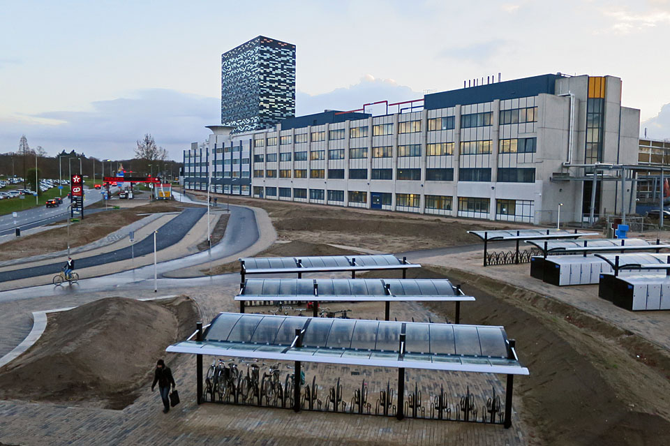 Op de achtergrond de Novio Tech Campus en de hoogbouw van het FiftyTwoDegrees Business Innovation Center.