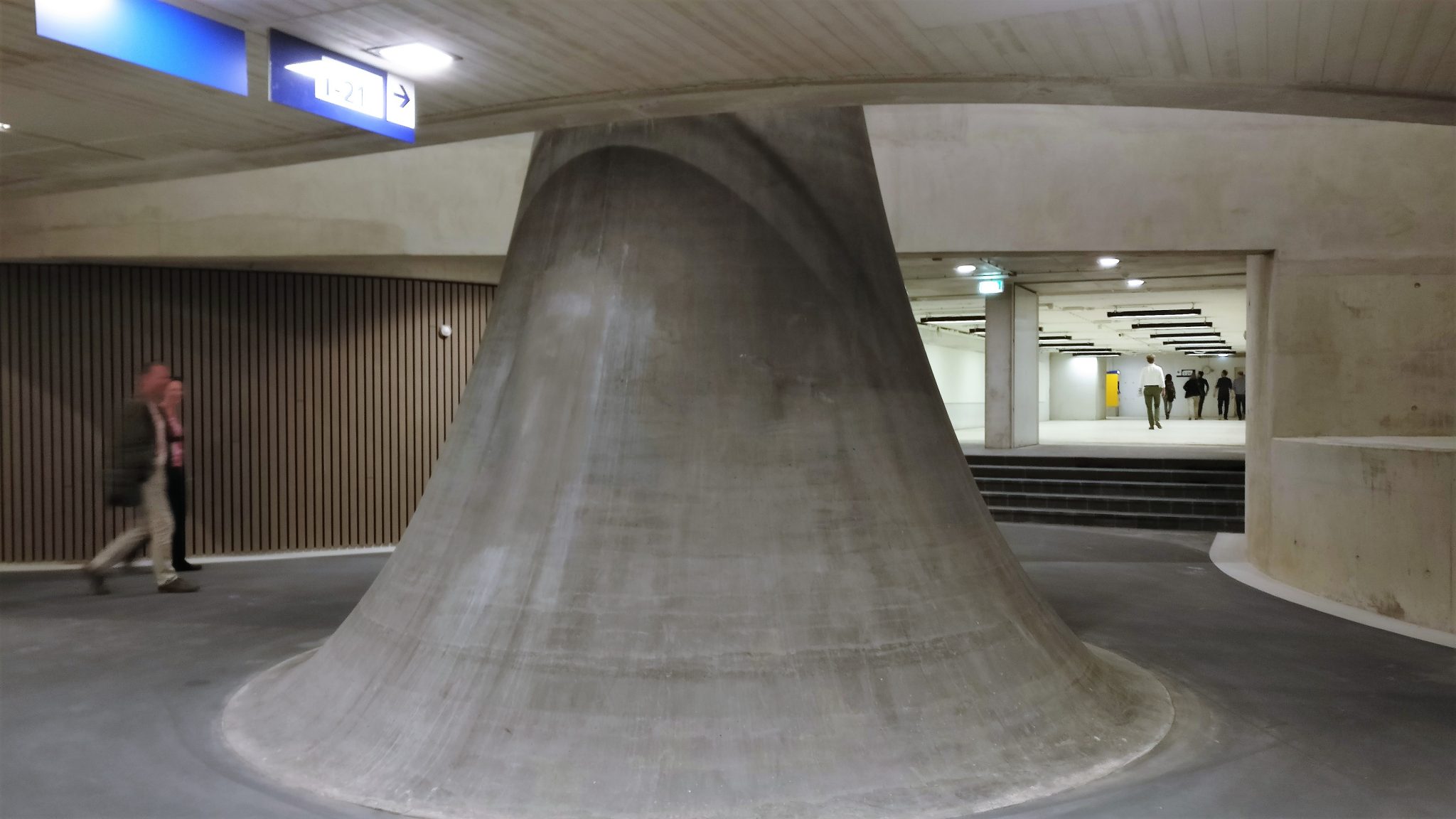 Grote pilaren lopen dwars door de verdiepingen heen. De vides geven een ruimtelijk gevoel. Het daglicht komt via koepels binnen.