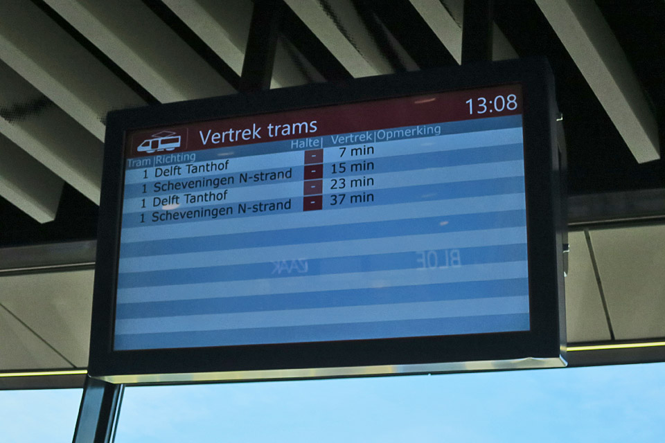 Reisinformatie in de stationshal. 