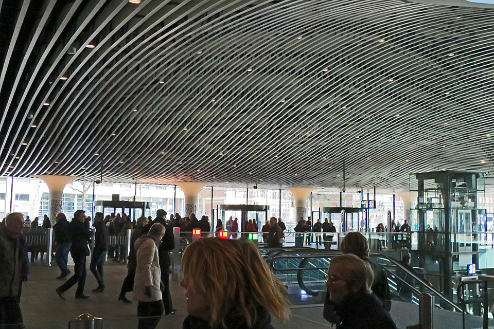 Het golvende plafond is het visitekaartje van station Delft. 