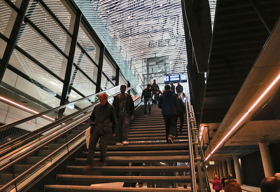 Terug naar de stationshal.