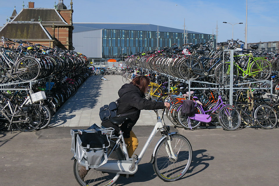 Buiten komen 1400  extra stallingsplaatsen.