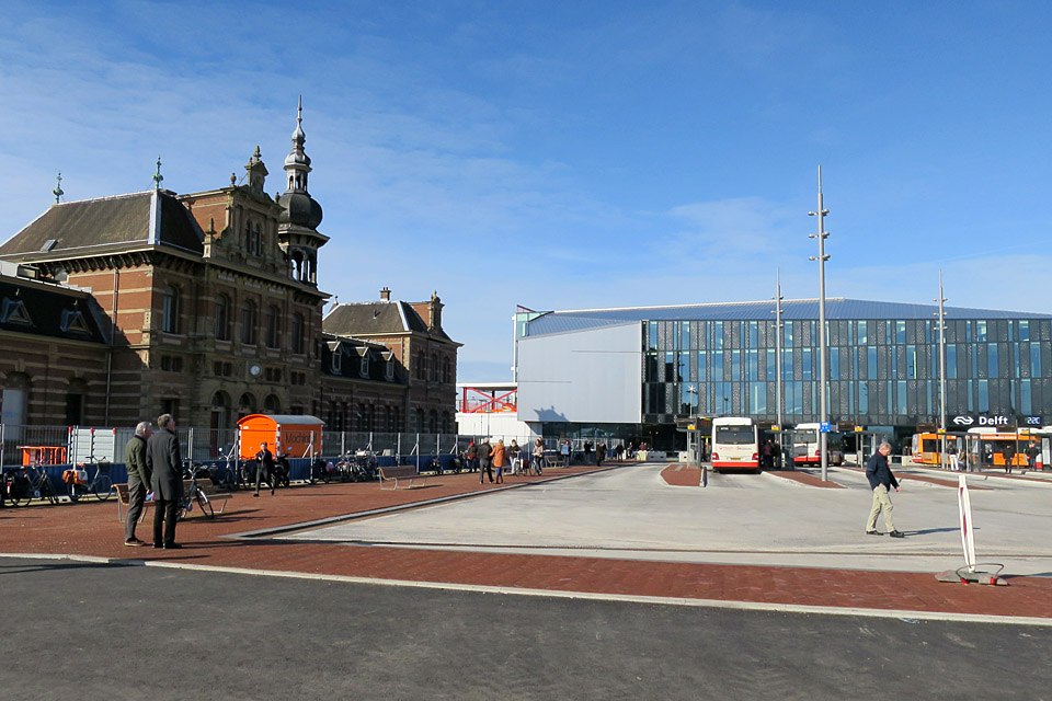 In het oude stationsgebouw komt een grand café.