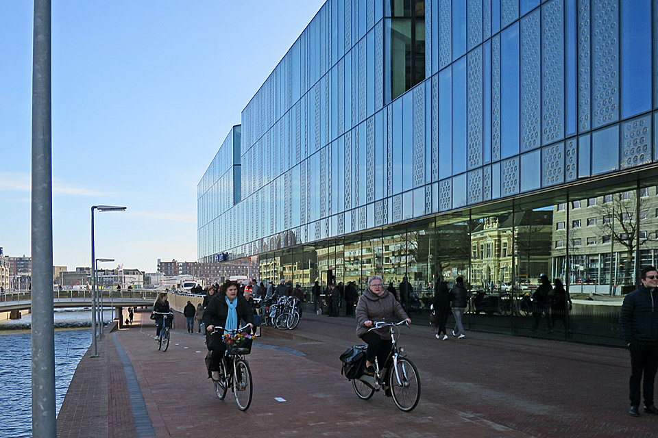 Fietsroute langs het station geeft toegang tot de fietsenstalling.