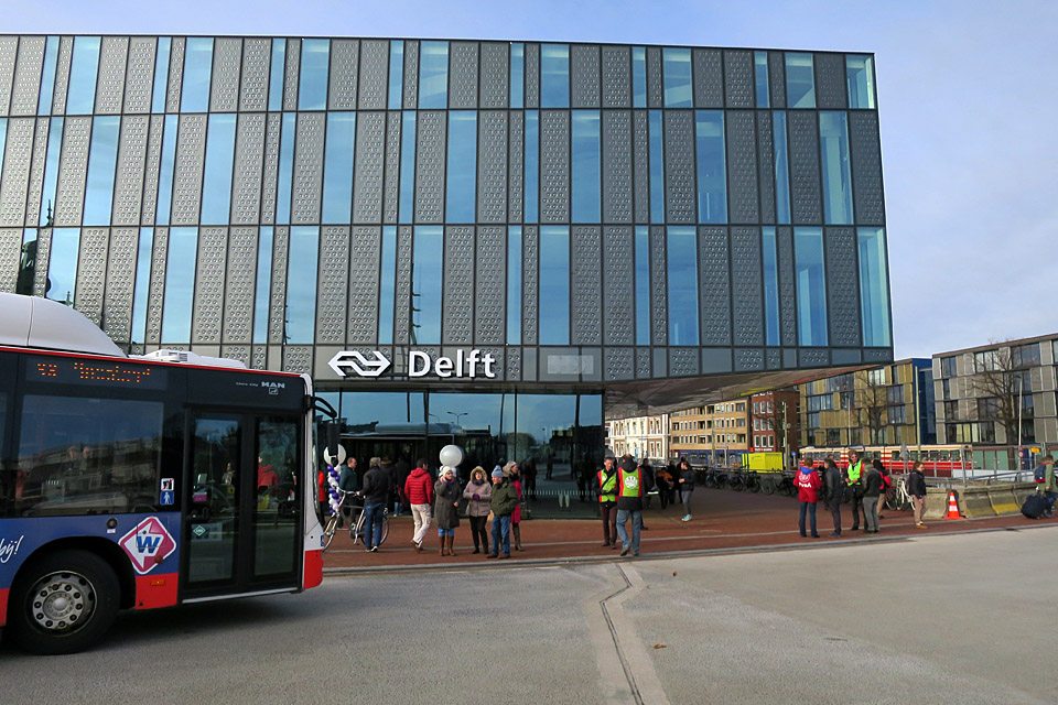 Boven het station komen gemeentekantoren.