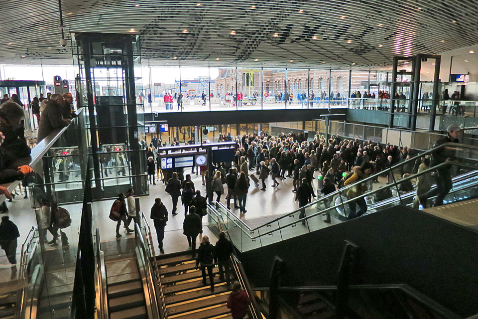 Zicht op het oude stationsgebouw.