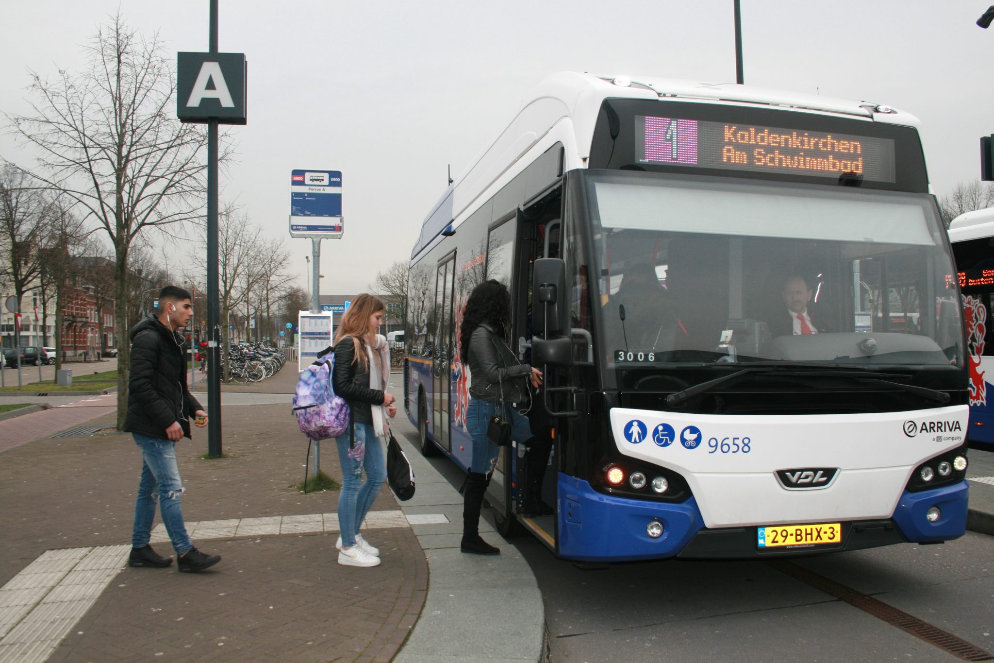Venlo, station. De Venlose stadsdienst heeft een uitloper naar het Duitse Kaldenkirchen.