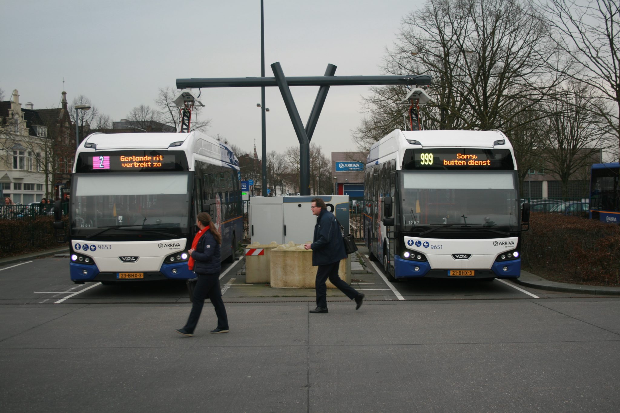 Bij het station kunnen twee bussen tegelijk snelladen. De overige laders hangen in de stalling op de achtergrond