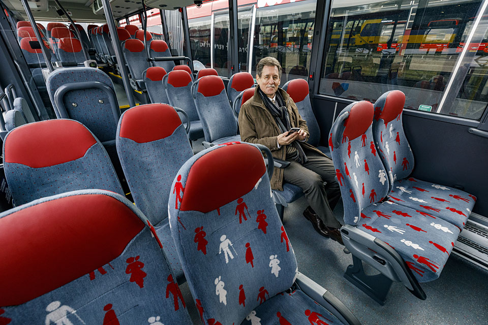 Hermes-directeur Juul van Hout in een nieuwe dieselbus van VDL.