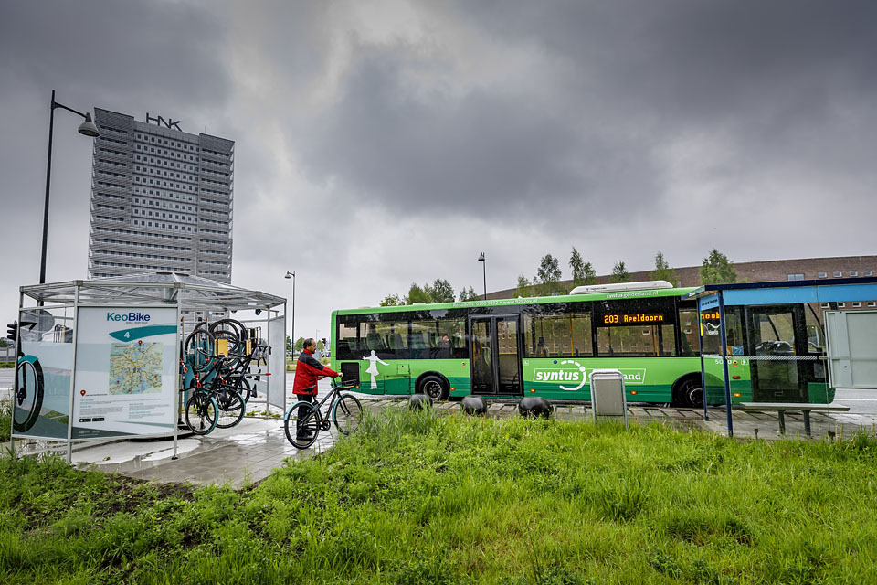 KeoBike-fietscarrousel in Apeldoorn-noord. De deelfiets is bedoeld voor de 'last mile' naar de bestemming.