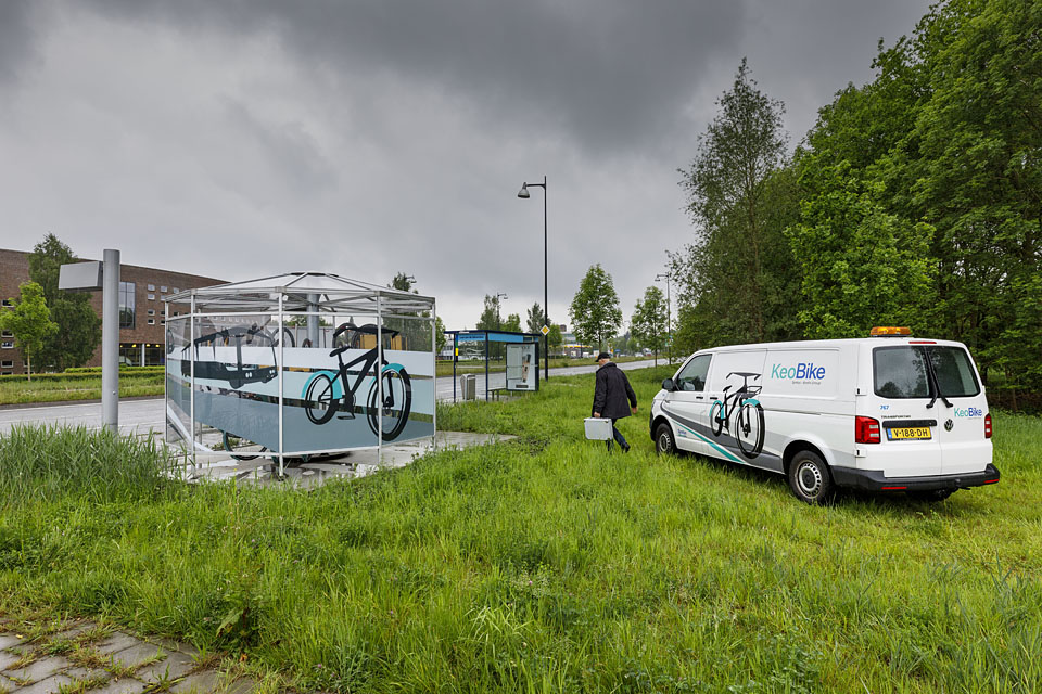 Beheerder René Milder loopt met reparatiekoffer naar de carrousel.