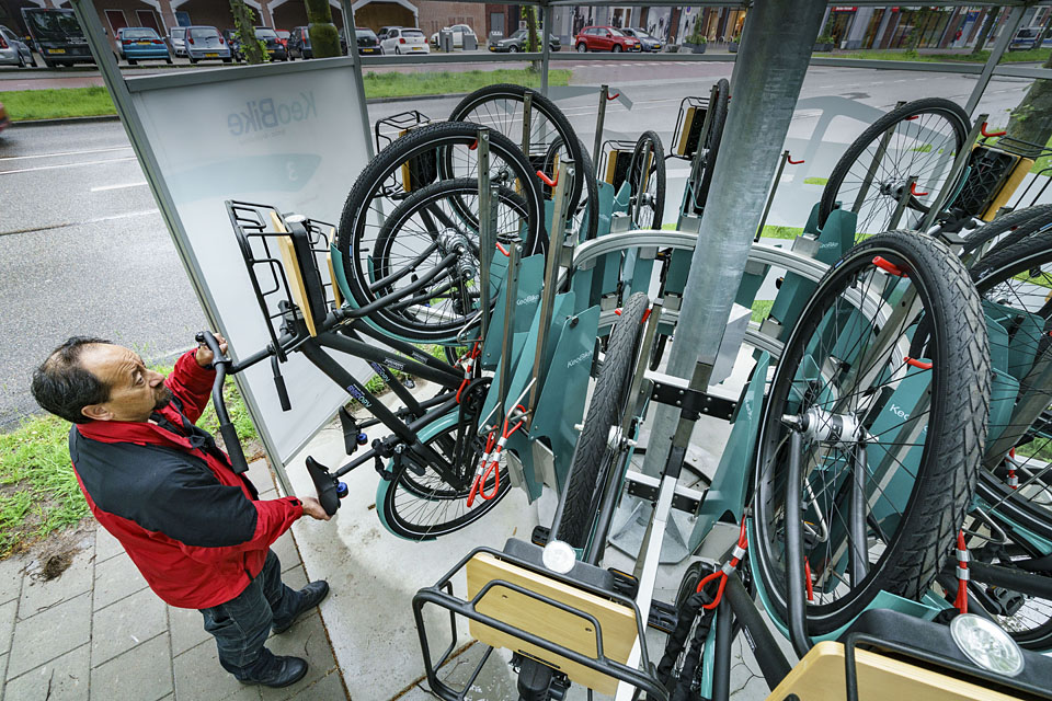 In de carrousel passen twintig fietsen, doorgaans hangen er twaalf. 