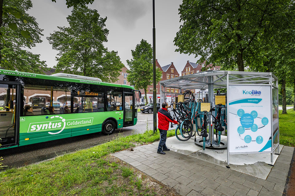 Fietscarrousel bij winkelcentrum De Eglantier in Apeldoorn.