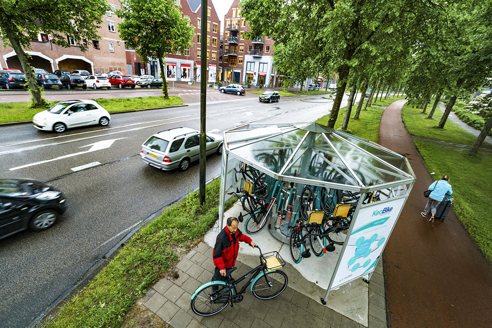 Op het dakje van de carrousel ligt een zonnepaneel voor de ledverlichting.