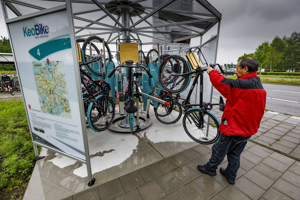 Beheerder Ron Greven haalt een fiets uit de molen.