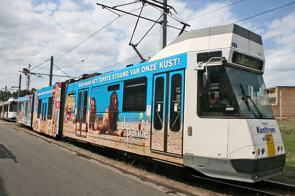 Knokke, keerlus. De trams uit de jaren 80 zijn in de jaren 90 verlengd met een middenrijtuig voor meer capaciteit en een gelijkvloerse instap.