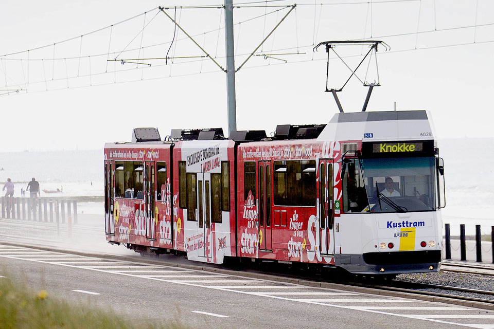 Middelkerke. De Belgische Kusttram is met 67 kilometer de langste tramlijn ter wereld. Langs domein Raversyde ligt het traject spectaculair aan het strand.