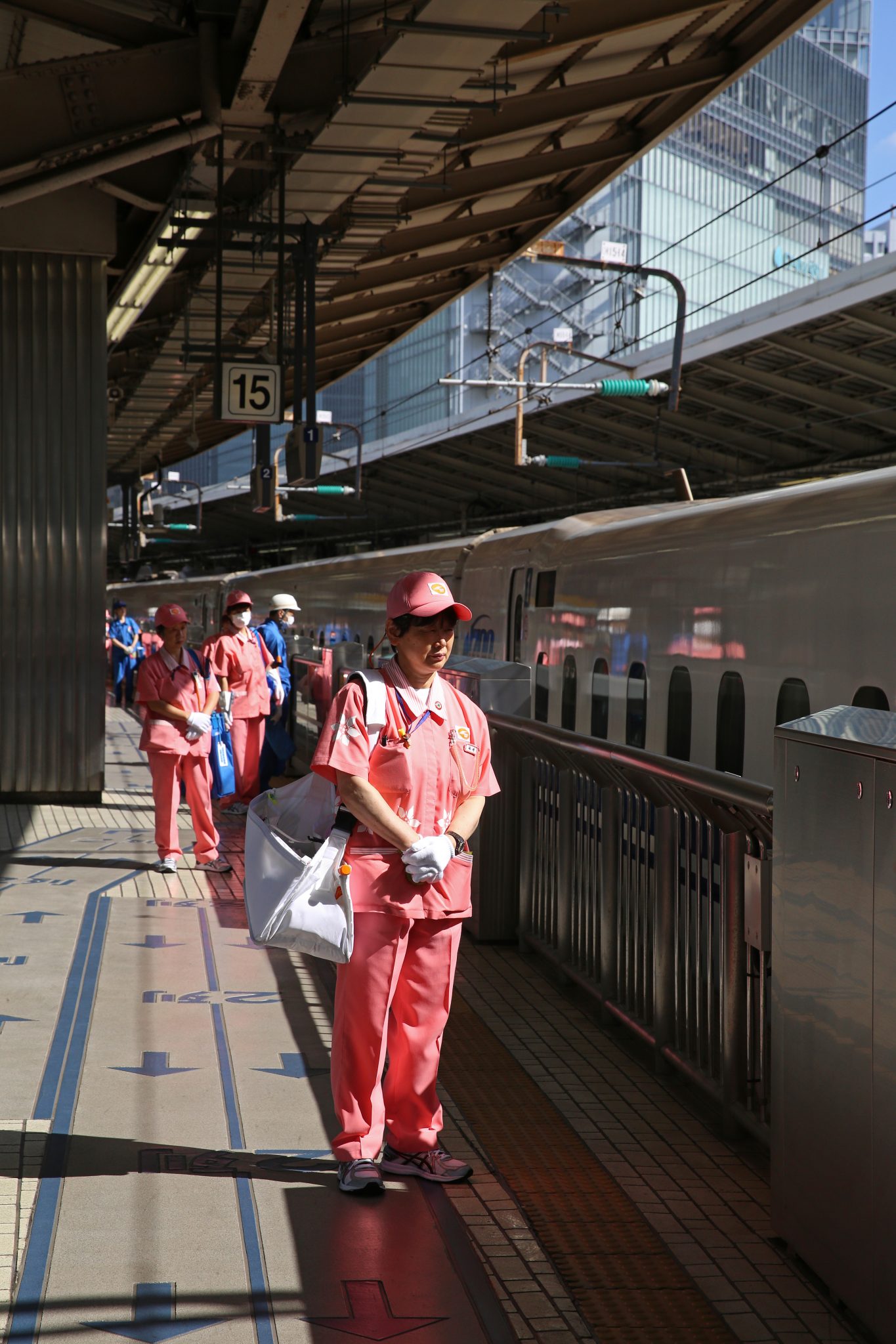 Tokio. De schoonmaakploeg voor de shinkansen staat klaar. 