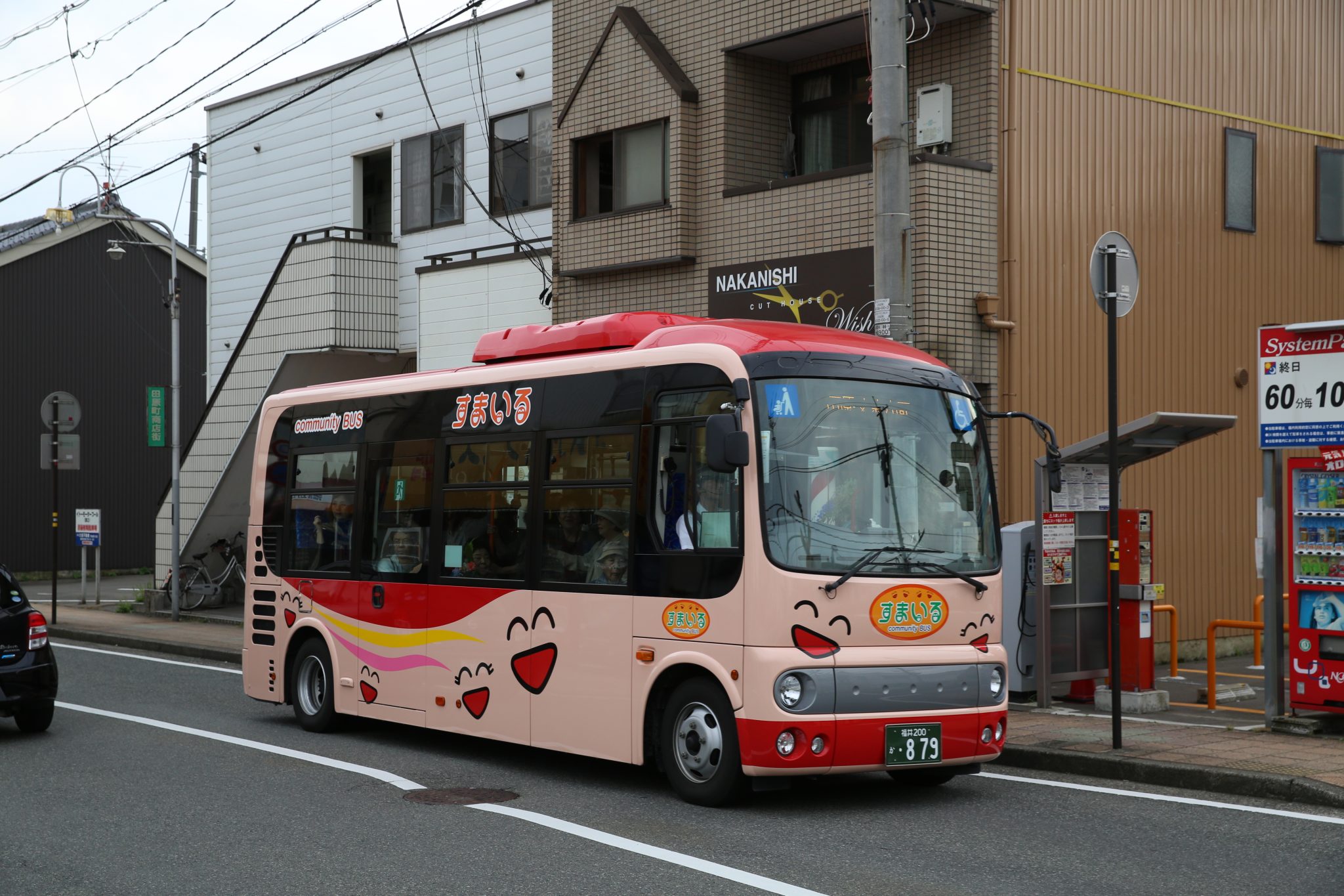 Fukui. Een door de gemeente gefinancierde community bus. 