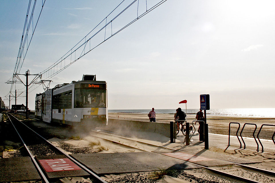 Middelkerke. Overwaaiend strandzand zorgt soms voor behoorlijke stofwolken als de tram voorbij rijdt.