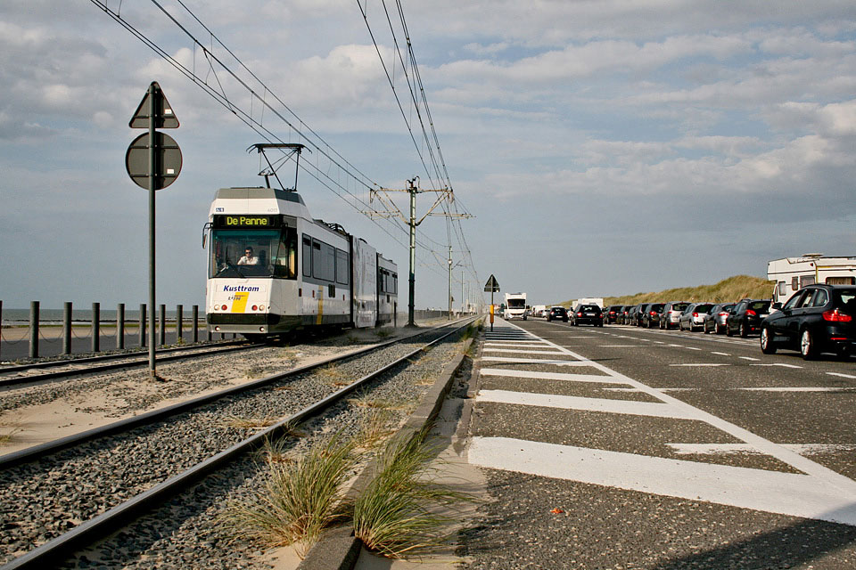 Middelkerke. De tram rijdt in de zomer elke 10 minuten. Doorgaand autoverkeer moet zoveel mogelijk de snelweg verder het binnenland in nemen.
