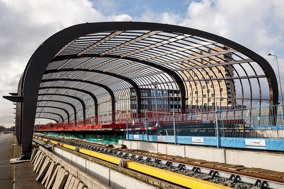 Station Noord, in aanbouw, is een ontwerp van Benthem Crouwel Architekten.