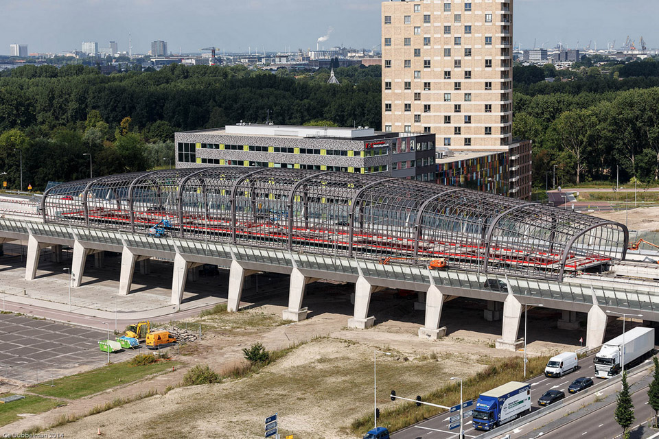 Station Noord ligt op op een nieuw viaduct in de middenberm van de Nieuwe Leeuwarderweg.