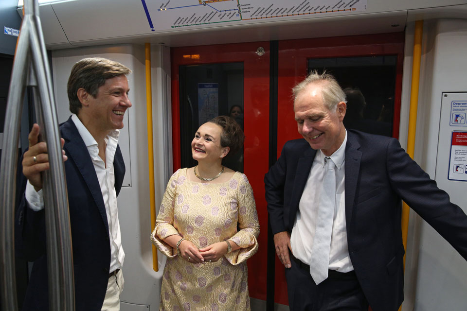 Drie hoofdrolspelers onderweg: oud-wethouder Pieter Litjens, GVB-directeur Alexandra van Huffelen en Noord/Zuidlijn-directeur Hoite Detmar.