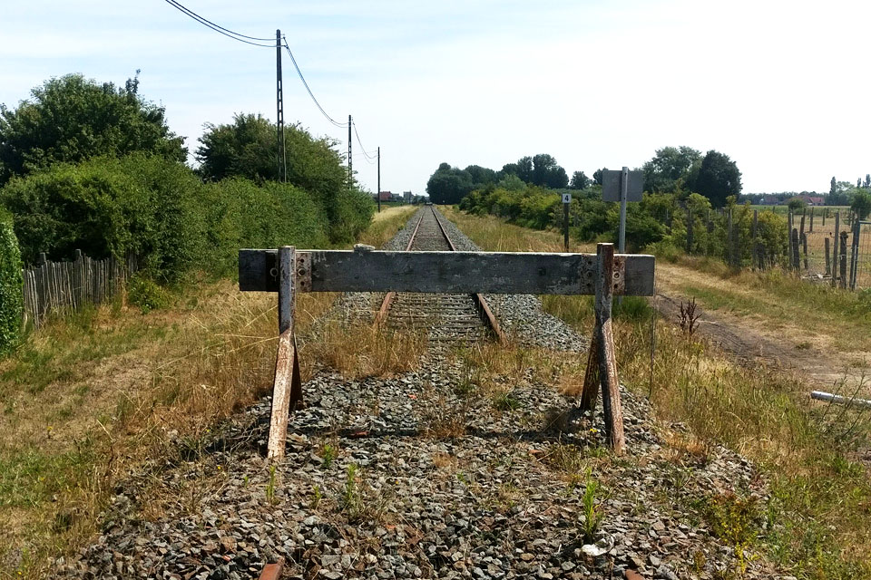 Duinhoek. Het spoor tussen De Panne en de Franse grens is halverwege geblokkeerd. Er zijn vage plannen om de tram erover te verlengen.