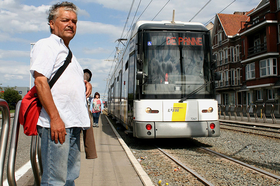 Zeebrugge. Voor Peter Lombaert uit Bredene is de tram de primaire manier om langs de kust te reizen. "Soms schudt en rammelt het door de slechte rails."