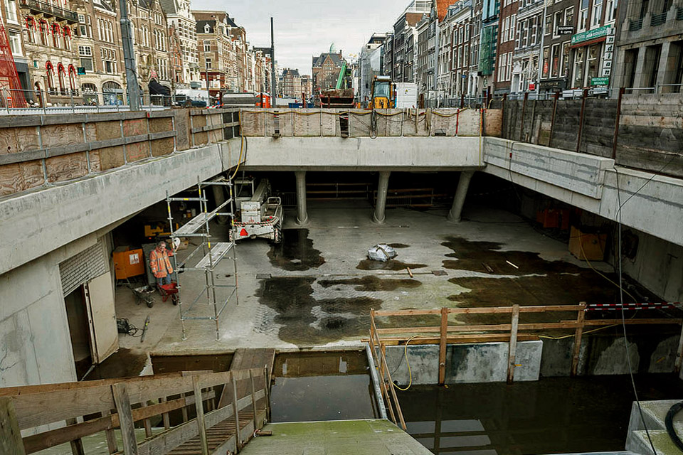 Station Rokin, waar de roltrappen naar beneden gaan.