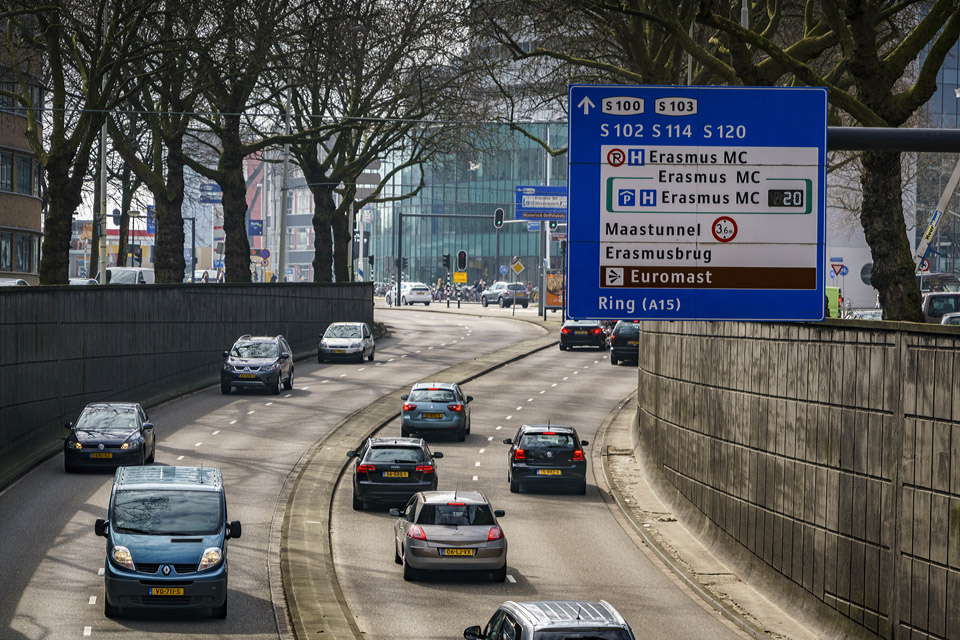 De ’s-Gravendijkwal is een belangrijke noord-zuidverbinding aan de westkant van het Rotterdamse centrum.