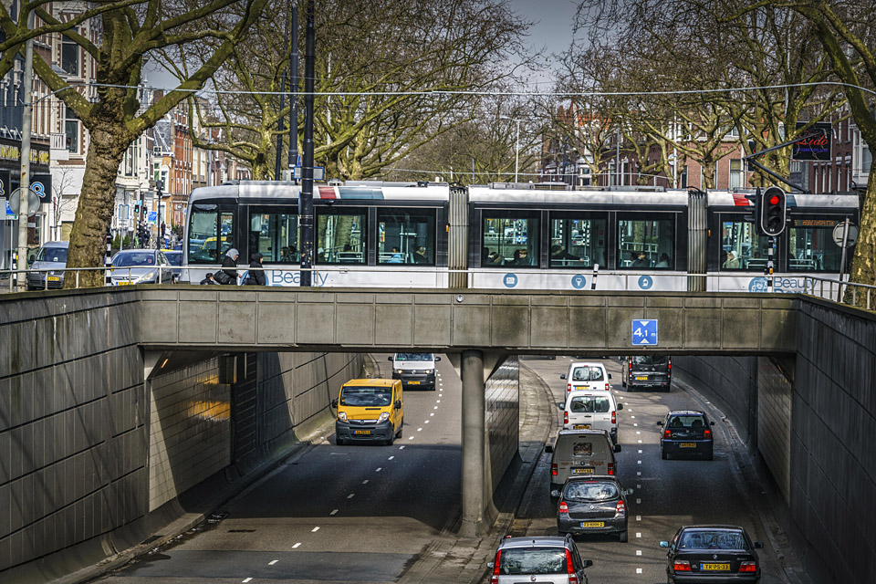 De tram krijgt in Rotterdam meer ruimte ten koste van de auto.