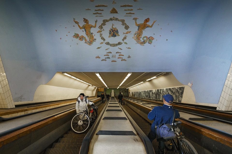 Roltrappen van de Maastunnel voor fietsers.