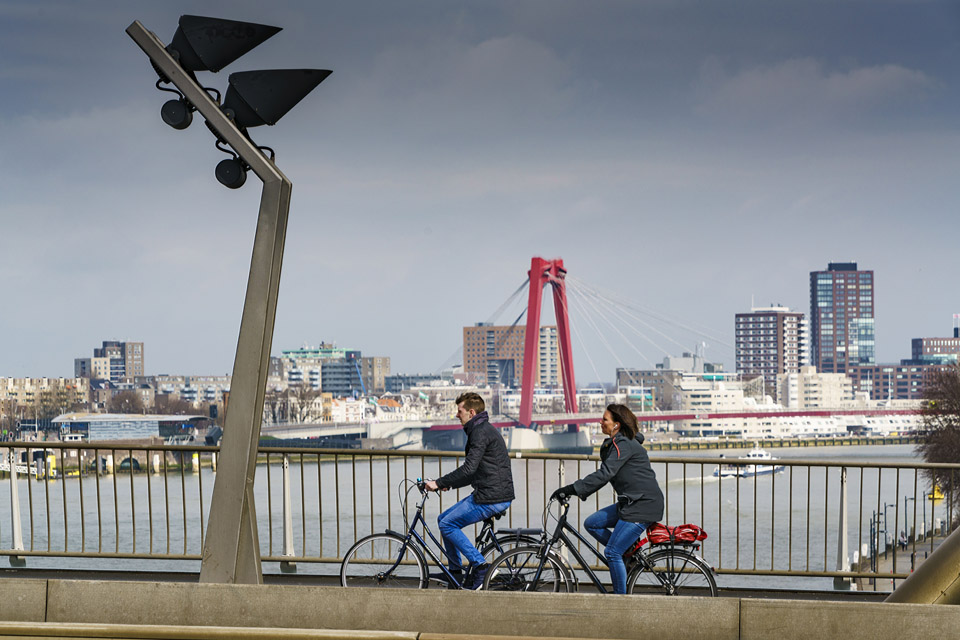 Zicht vanaf de Erasmusbrug op de Willemsbrug.