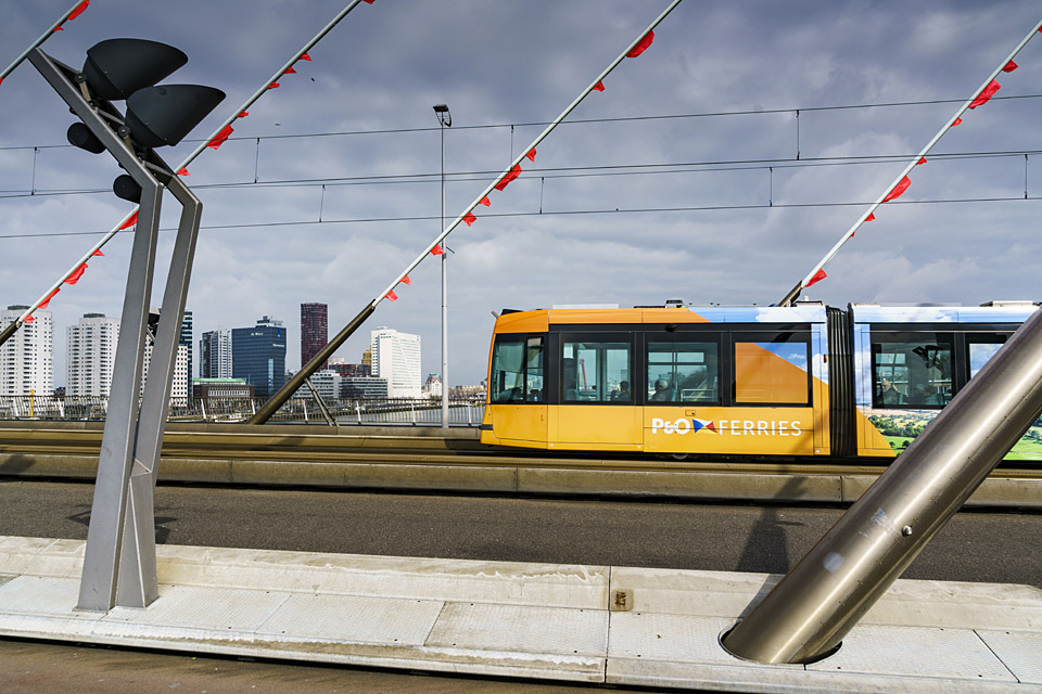De rode vlaggetjes horen bij '75 jaar wederopbouw' in Rotterdam.