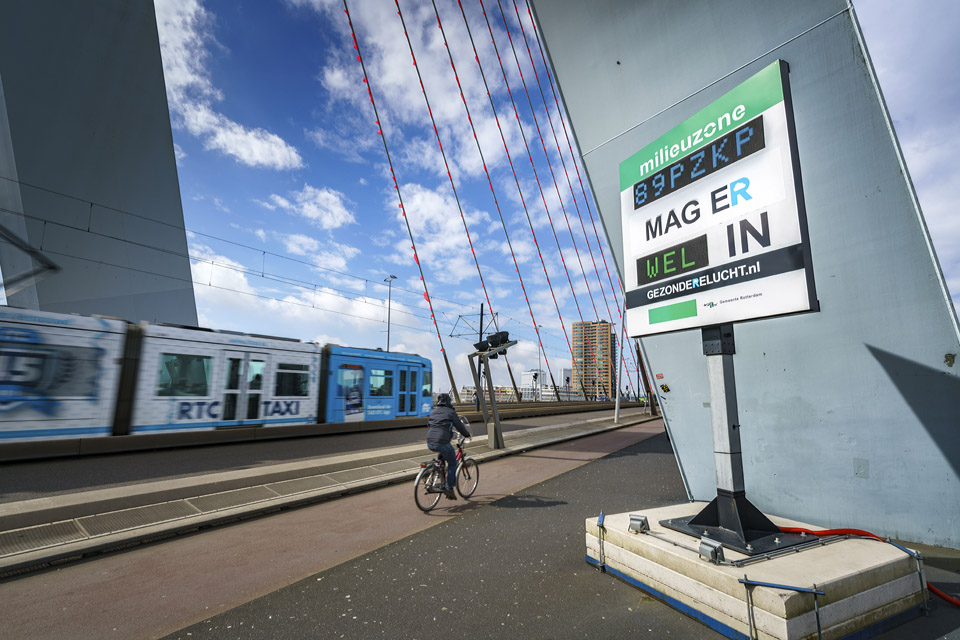 Sterk vervuilende auto's mogen de binnenstad niet meer in.