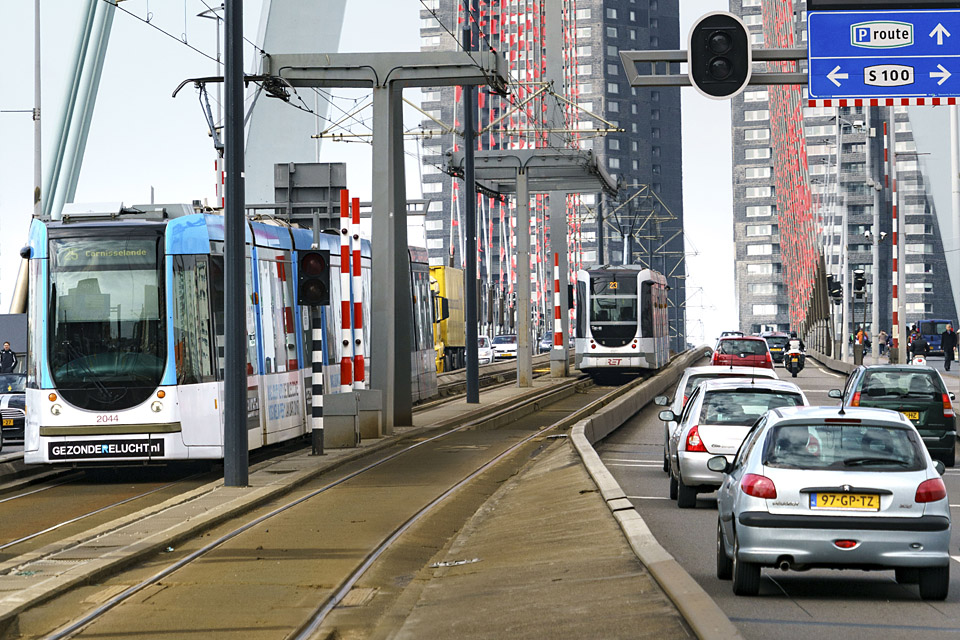 Trams en auto's op de Erasmusbrug.