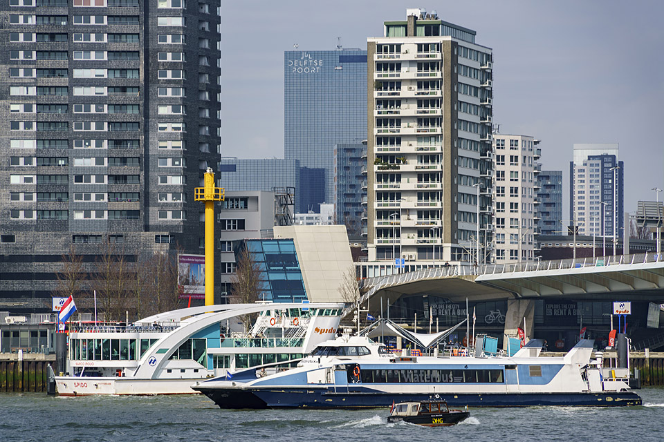 Een Waterbus legt aan bij de Willemskade.