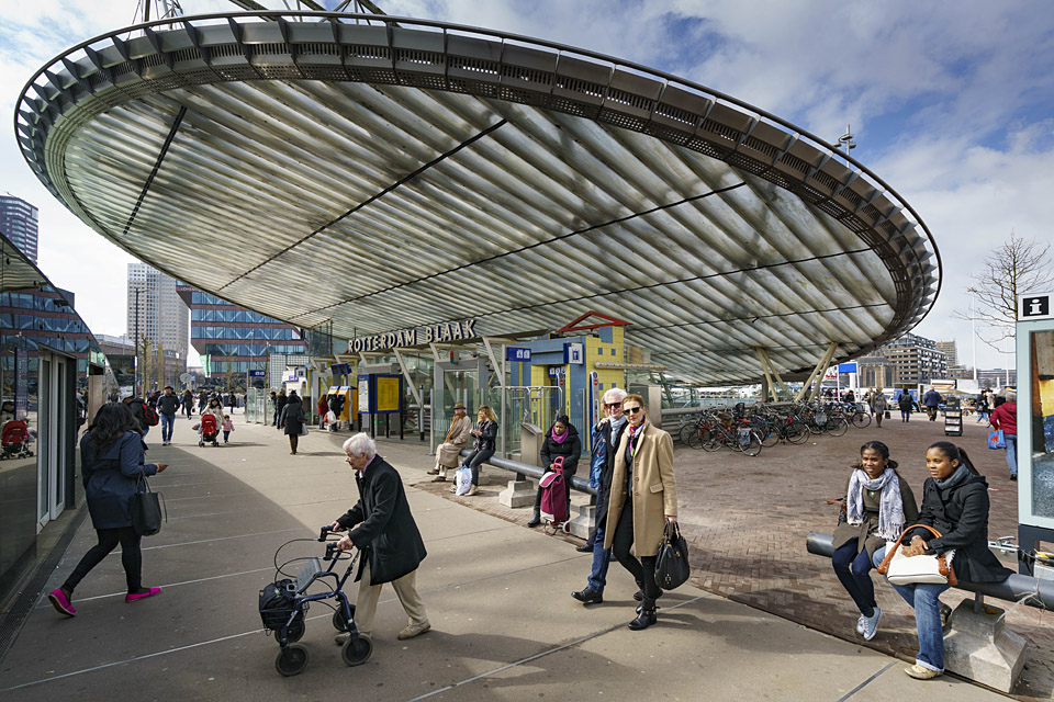 Station Blaak, links de ingang van de metro.