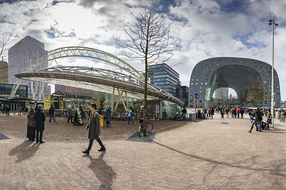 De Markthal is een toeristische trekpleister.