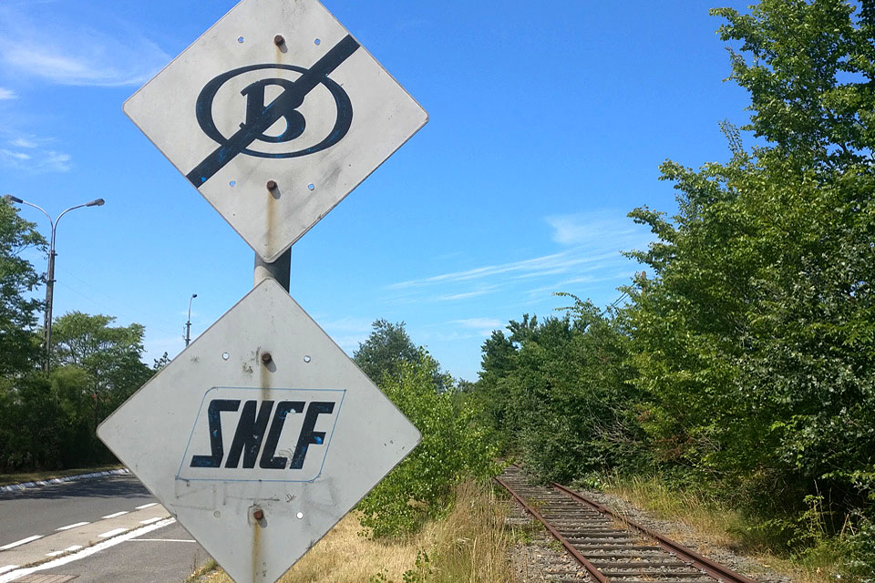 Brayduinen. De borden staan er nog, maar over het spoor rijdt al jaren geen trein meer.