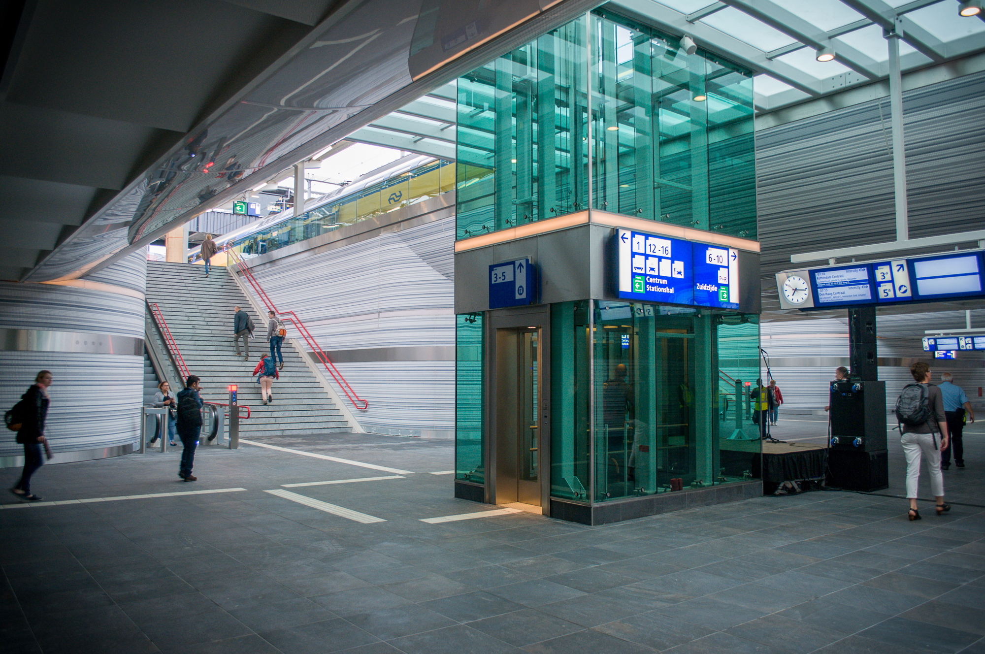 Nieuwe spoortunnel station Zwolle. De tunnel gaat onder 4 treinperrons, 1 busperron en 10 sporen heen en is 100 meter lang.