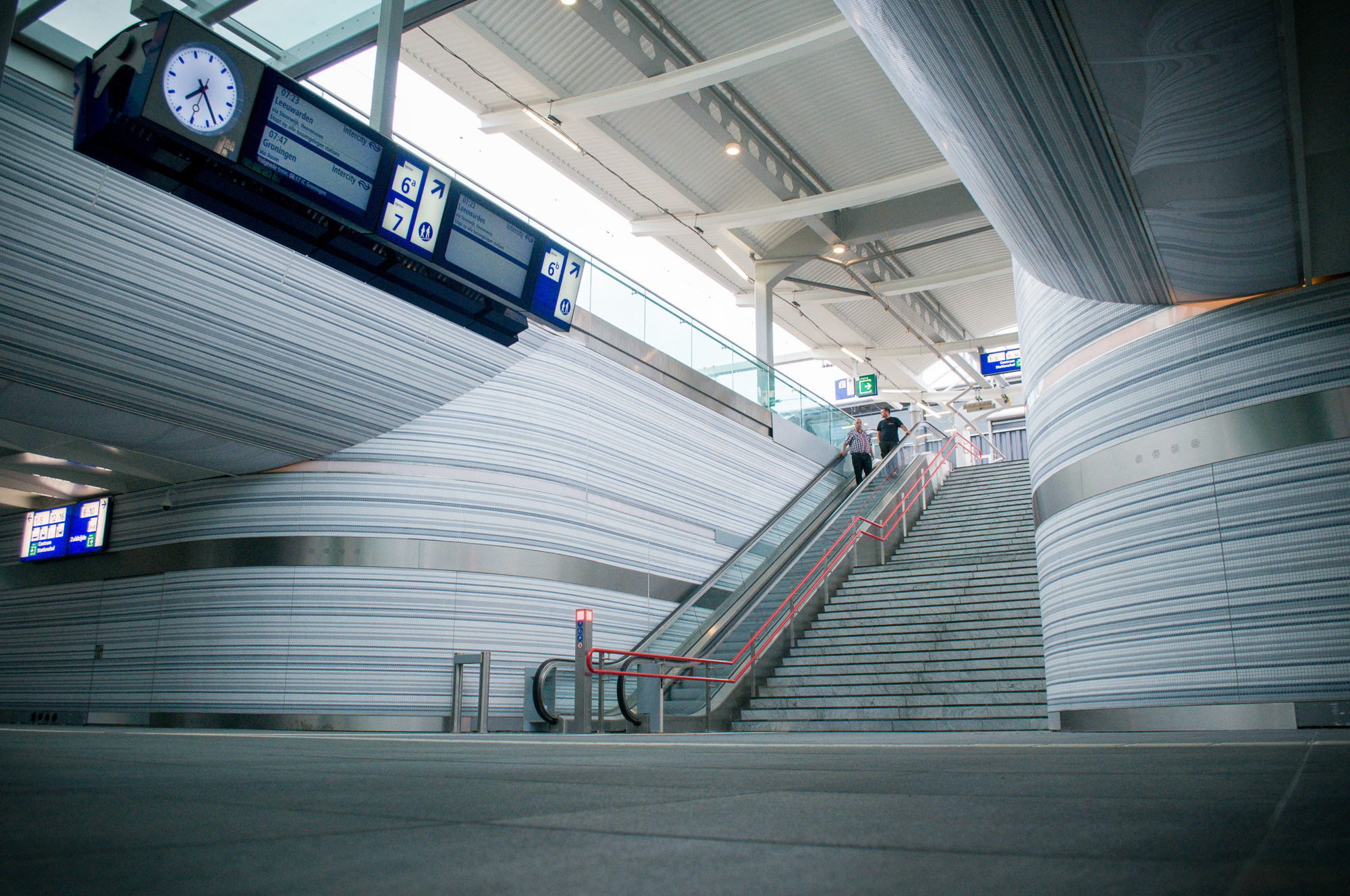 Nieuwe spoortunnel station Zwolle. Er zijn 12 perronopgangen vanaf de nieuwe tunnel.