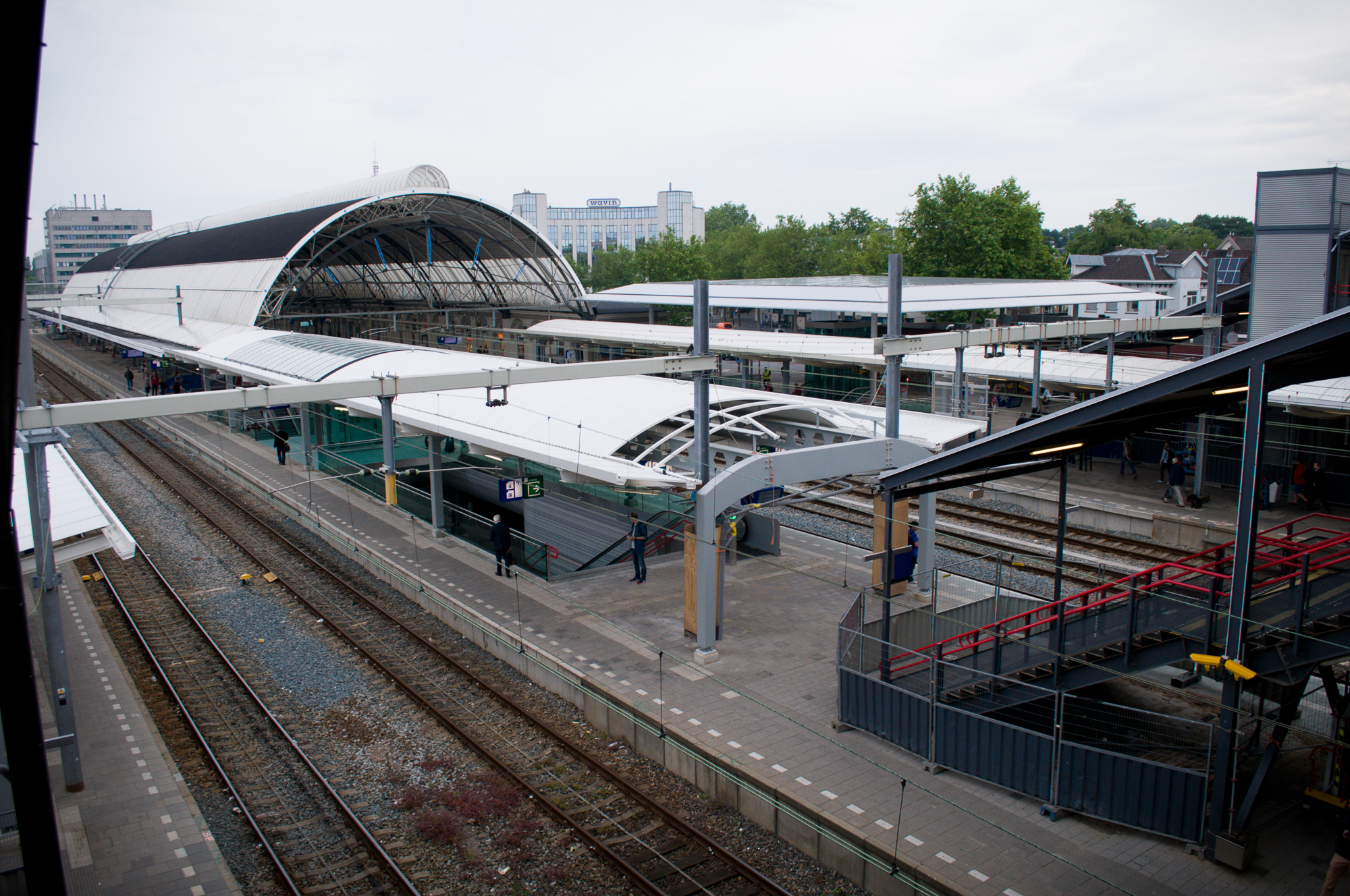 Nieuwe spoortunnel station Zwolle. De oude kap van het station met op de voorgrond de nieuwe verkapping van de perronopgang.