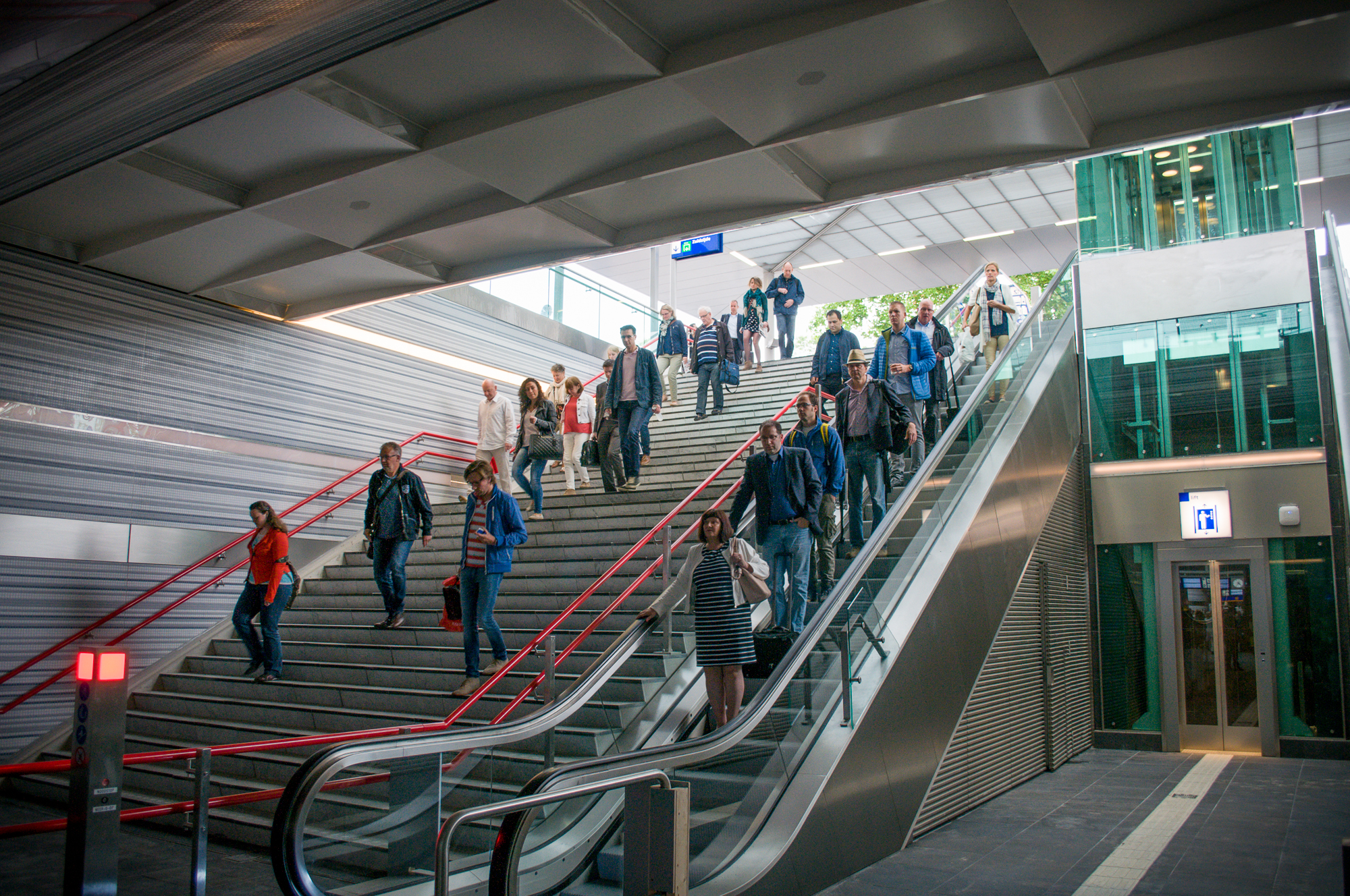 Nieuwe spoortunnel station Zwolle. Gaat het ov in het post-coronatijdperk weer in dezelfde mate gebruikt worden als ervoor?  Verkeerpsycholoog Kirsten van Merwijk: “Als overheden en werkgevers ov-gebruik niet meer actief afraden maar juist actief gaan aanraden, dan helpt dat enorm.” 