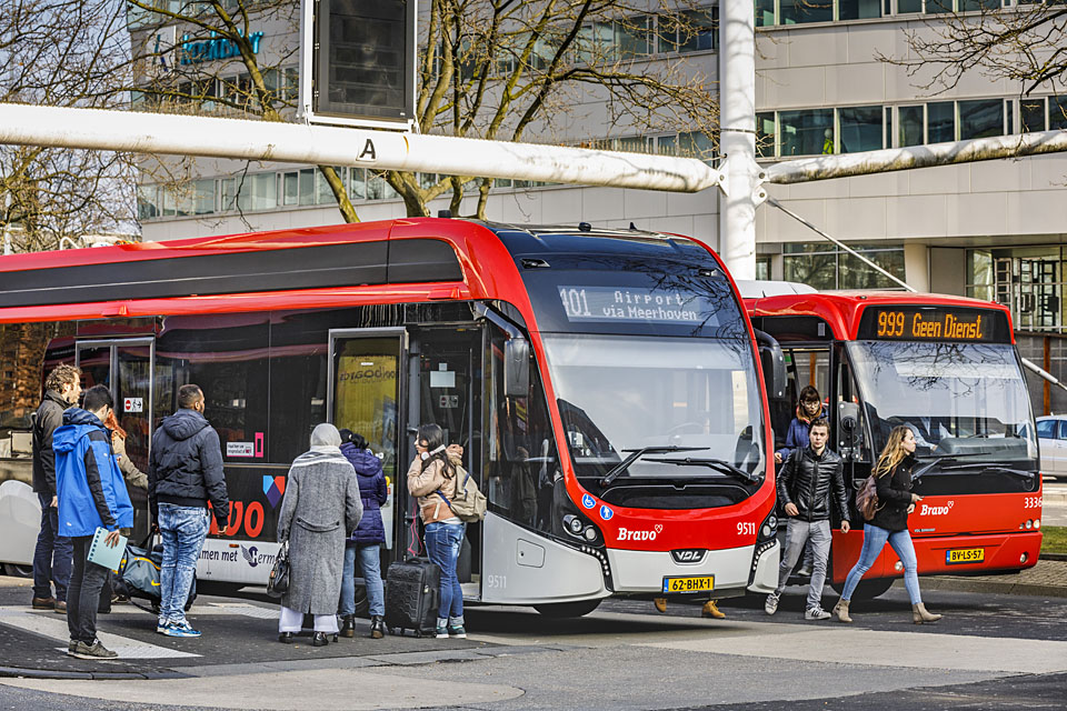 Stads- en streekbus in de huisstijl van de provincie.