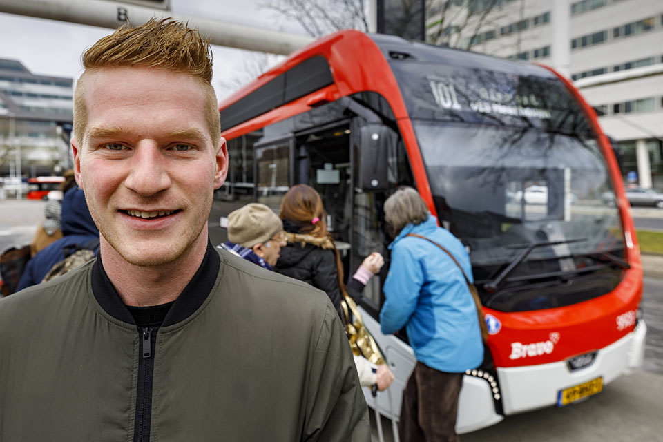 Student Stan van Mutsenburg: "Dat de bus wat donkerder is van binnen, vind ik wel relaxed." 